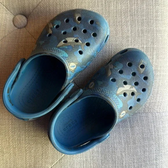 Size toddler 8 shark crocs - Picture 2 of 4